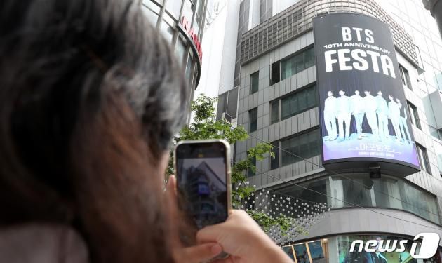 그룹 방탄소년단(BTS)의 데뷔 10주년을 하루 앞둔 12일 서울 중구 명동의 한 건물에서 옥외광고가 상영되고 있다. 2013년 데뷔해 올해 10주년을 맞은 방탄소년단은 12일부터 17일까지 서울 곳곳에서 기념 행사를 연다. 소속사 빅히트뮤직에 따르면 해당 기간 남산서울타워, 세종문화회관, 세빛섬, 동대문디자인플라자(DDP), 롯데월드타워, 서울시청 본관, 반포·월드컵·양화·영동대교 등이 방탄소년단을 상징하는 보라색으로 물든다. 삼성역, 테헤란로, 을지로입구역, 명동 등지에서는 10주년을 축하하는 옥외 광고를 만날 수 있다. 2023.6.12/뉴스1 ⓒ News1 김성진 기자