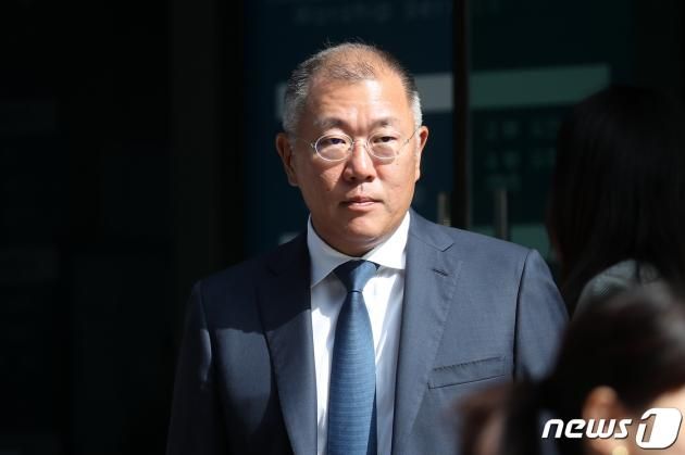 정의선 현대자동차 그룹 회장이 2일 오후 서울 종로구 종교교회에서 열린 정몽원 HL그룹 회장의 차녀 정지수 씨와 백지연 전 앵커의 외아들 강인찬 씨의 결혼식을 마치고 발걸음을 옮기고 있다. 2023.6.2/뉴스1 제공