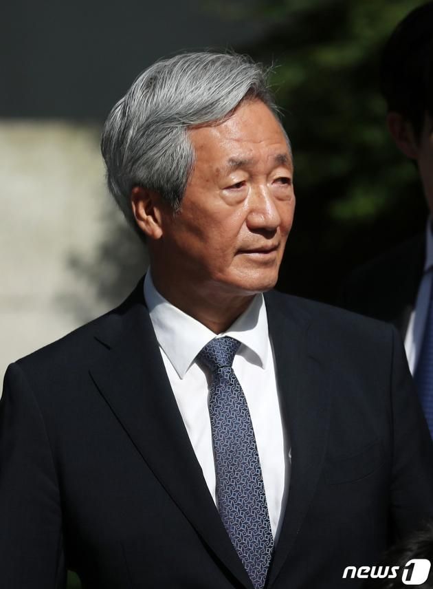 정몽준 아산재단 이사장이 2일 오후 서울 종로구 종교교회에서 열린 정몽원 HL그룹 회장의 차녀 정지수 씨와 백지연 전 앵커의 외아들 강인찬 씨의 결혼식을 마치고 발걸음을 옮기고 있다. 2023.6.2/뉴스1 제공