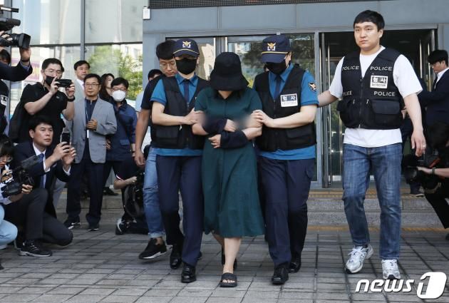 온라인 과외 앱을 통해 처음 만난 또래 여성을 살해한 뒤 시신을 훼손·유기한 혐의로 구속된 정유정(23)이 2일 오전 부산 동래경찰서에서 검찰로 송치되고 있다. 정유정은 지난달 26일 중고로 구입한 교복 차림으로 부산 금정구 소재 피해자의 집을 찾아가 자신이 중학생이라고 거짓말을 한 뒤 잠시 대화를 나누다 흉기로 살해했다. 2023.6.2/DBC뉴스