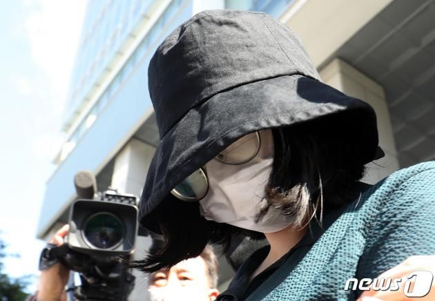 온라인 과외 앱을 통해 처음 만난 또래 여성을 살해한 뒤 시신을 훼손·유기한 혐의로 구속된 정유정(23)이 2일 오전 부산 동래경찰서에서 검찰로 송치되고 있다. 정유정은 지난달 26일 중고로 구입한 교복 차림으로 부산 금정구 소재 피해자의 집을 찾아가 자신이 중학생이라고 거짓말을 한 뒤 잠시 대화를 나누다 흉기로 살해했다. 2023.6.2/DBC뉴스