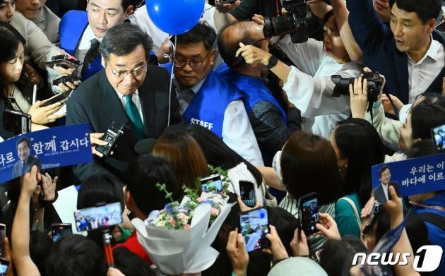 이낙연 전 더불어민주당 대표가 24일 오후 인천국제공항 제2여객터미널을 통해 귀국하던 중 지지자들과 인사를 나누고 있다. (공동취재)2023.6.24/뉴스1 ⓒ News1 허경 기자