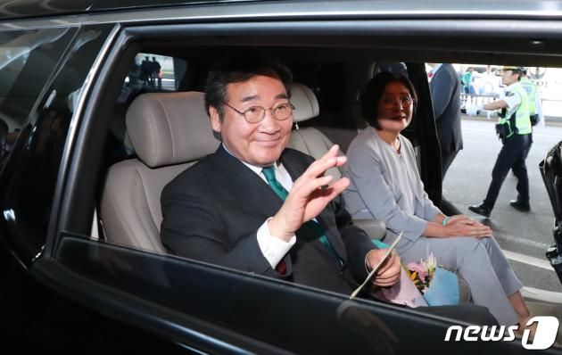 이낙연 전 더불어민주당 대표가 1년간의 미국 유학 생활을 마치고 24일 인천국제공항을 통해 입국해 차량에 탑승하고 있다. 2023.6.24/뉴스1 ⓒ News1 허경 기자