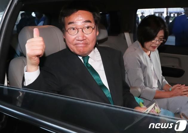 이낙연 전 더불어민주당 대표가 1년간의 미국 유학 생활을 마치고 24일 인천국제공항을 통해 입국해 차량에 탑승하고 있다. 2023.6.24/뉴스1 ⓒ News1 허경 기자