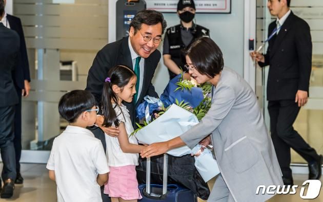 이낙연 전 더불어민주당 대표가 24일 오후 인천국제공항 제2여객터미널을 통해 귀국하던 중 손자와 손녀로부터 꽃다발을 받고 있다. (공동취재)2023.6.24/뉴스1 ⓒ News1 허경 기자