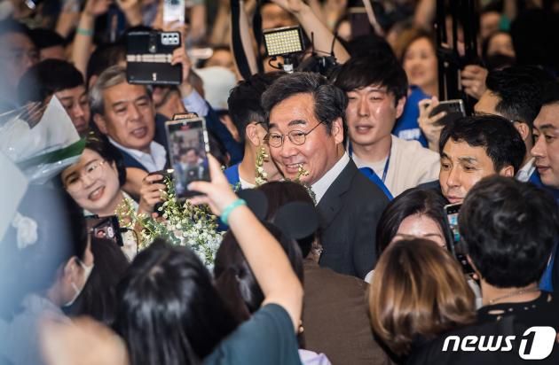 이낙연 전 더불어민주당 대표가 24일 오후 인천국제공항 제2여객터미널을 통해 귀국하던 중 지지자들과 인사를 나누고 있다. (공동취재)2023.6.24/뉴스1 ⓒ News1 허경 기자