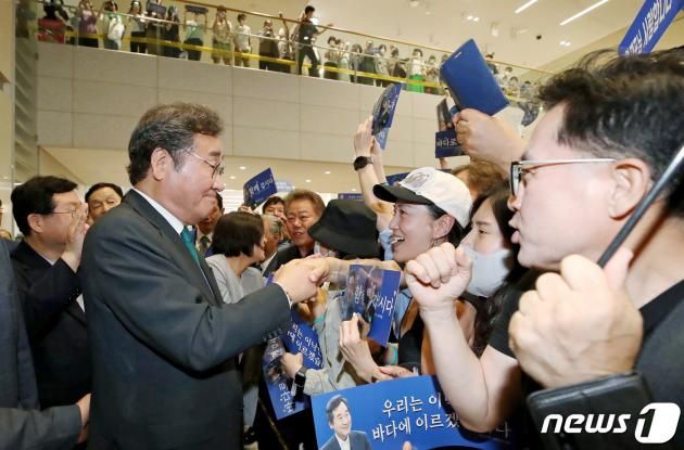 이낙연 전 더불어민주당 대표가 24일 오후 인천국제공항 제2여객터미널을 통해 귀국하던 중 지지자들과 인사를 나누고 있다. (공동취재)2023.6.24/뉴스1 ⓒ News1 허경 기자
