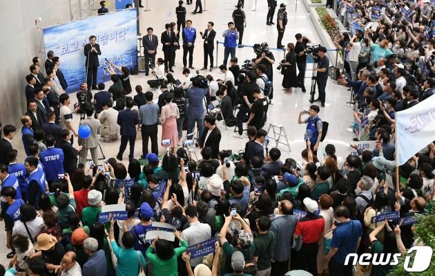 이낙연 전 더불어민주당 대표가 24일 오후 인천국제공항 제2여객터미널을 통해 귀국한 뒤 소감을 밝히고 있다. (공동취재)2023.6.24/뉴스1 ⓒ News1 허경 기자