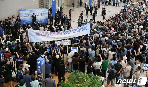 이낙연 전 더불어민주당 대표가 24일 오후 인천국제공항 제2여객터미널을 통해 귀국한 뒤 소감을 밝히고 있다. (공동취재)2023.6.24/뉴스1 ⓒ News1 허경 기자