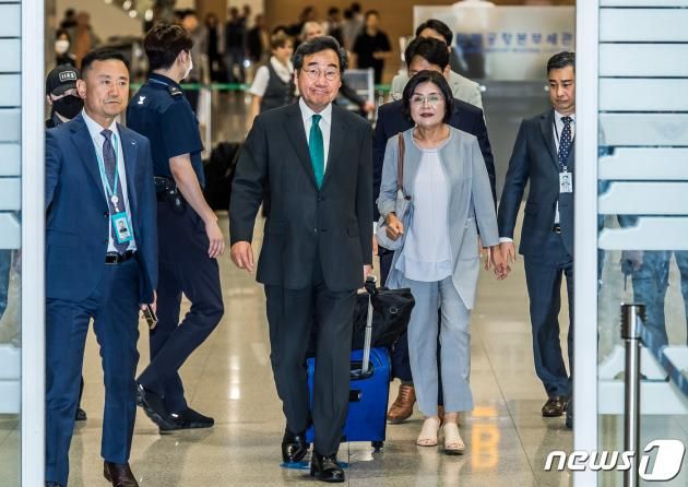 이낙연 전 더불어민주당 대표가 24일 오후 인천국제공항 제2여객터미널을 통해 귀국하고 있다. (공동취재)2023.6.24/뉴스1 ⓒ News1 허경 기자
