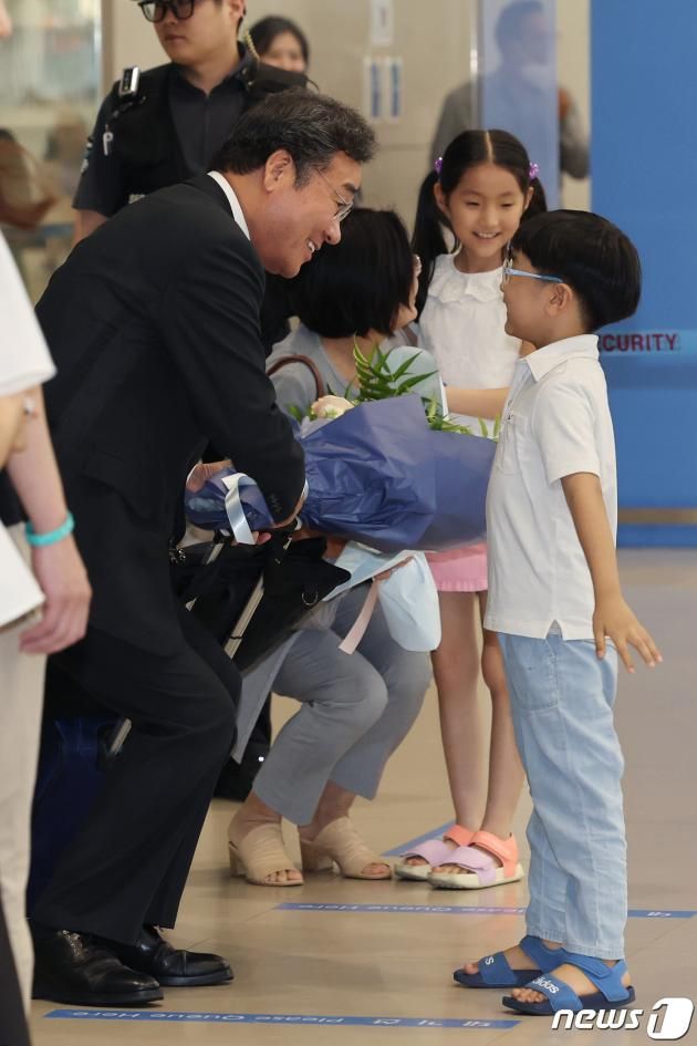 이낙연 전 더불어민주당 대표가 24일 오후 인천국제공항 제2여객터미널을 통해 귀국한 뒤 손자와 인사하고 있다. (공동취재)2023.6.24/뉴스1 ⓒ News1 허경 기자