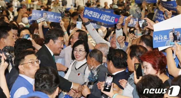 이낙연 전 더불어민주당 대표가 24일 오후 인천국제공항 제2여객터미널을 통해 귀국하던 중 지지자들과 인사를 나누고 있다. (공동취재)2023.6.24/뉴스1 ⓒ News1 허경 기자