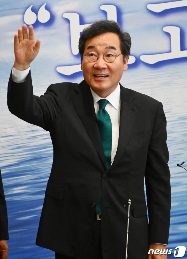 이낙연 전 더불어민주당 대표가 24일 오후 인천국제공항 제2여객터미널을 통해 귀국한 뒤 지지자들을 향해 손인사 하고 있다. (공동취재)2023.6.24/뉴스1 ⓒ News1 허경 기자