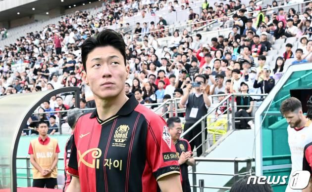 11일 오후 서울 마포구 성산동 서울월드컵경기장에서 열린 하나원큐 K리그1 18라운드 FC서울과 포항스틸러스의 경기에서 서울 황의조가 피치로 나오고 있다. 2023.6.11/뉴스1 ⓒ News1 박정호 기자