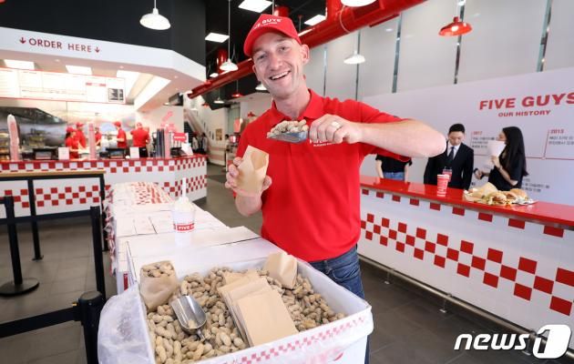 파이브가이즈 무료 땅콩. 2023.6.22/뉴스1 ⓒ News1 김진환 기자