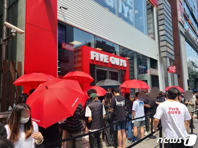 27일 오전 11시께 서울 파이브가이즈 강남 앞 대기줄. ⓒ News1