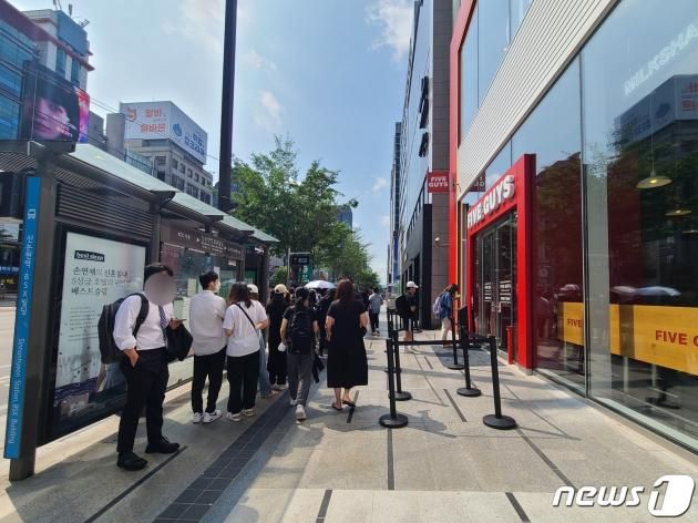 27일 오전 9시40분께 파이브가이즈 강남 앞. ⓒ News1