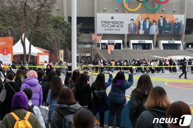 서울 송파구 잠실주경기장에서 열리는 그룹 '방탄소년단'(BTS)의 'BTS 퍼미션 투 댄스 온 스테이지 - 서울(PERMISSION TO DANCE ON STAGE - SEOUL)' 공연 시작을 앞두고 팬들이 콘서트장으로 입장하고 있다. 2022.3.13/DBC뉴스