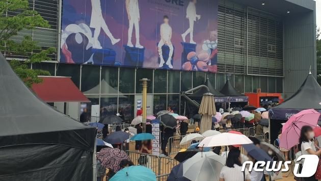 지난달 서울의 한 공연장에서 열린 K팝 아이돌 콘서트에 참석하기 위해 팬들이 줄을 서서 기다리고 있다. / DBC뉴스