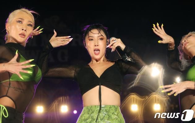 가수 화사가 30일 서울 잠실 주경기장에서 가진 '싸이 흠뻑쇼 SUMMER SWAG 2023'에서 싸이 소속사 피네이션과 계약서 체결을 한 뒤 화려한 무대를 선보이고 있다. 2023.6.30/뉴스1 ⓒ News1 권현진 기자