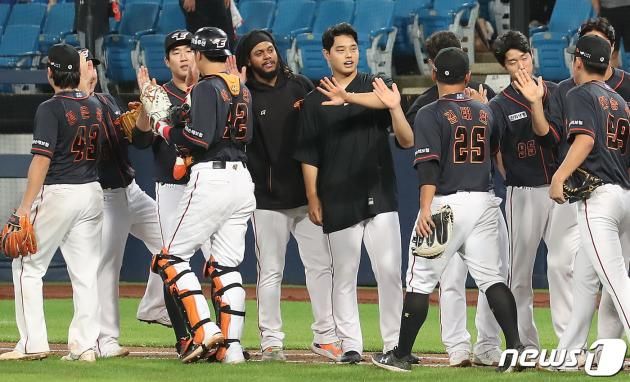 30일 오후 대구 삼성라이온즈파크에서 열린 프로야구 '신한은행 SOL 2023 KBO리그' 한화 이글스와 삼성 라이온즈의 경기, 6대 1 승리를 거두며 18년 만에 팀 7연승을 달성한 한화 선수들이 기뻐하고 있다. 2023.6.30/뉴스1 ⓒ News1 공정식 기자