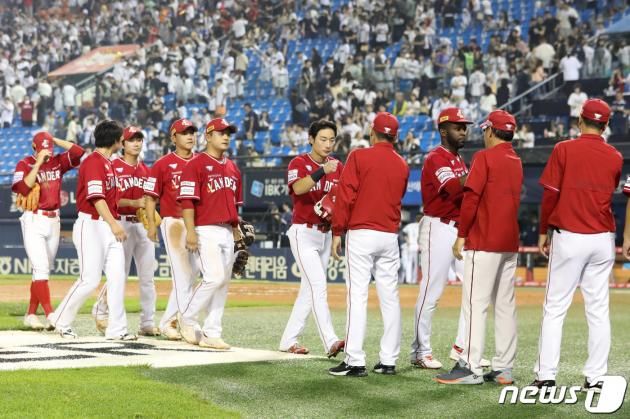 22일 오후 서울 송파구 잠실야구장에서 열린 2023 신한 SOL KBO리그 두산 베어스와 SSG 랜더스의 경기에서 5대3으로 승리한 SSG 선수들이 하이파이브를 하고 있다. 2023.6.22/뉴스1 ⓒ News1 김민지 기자