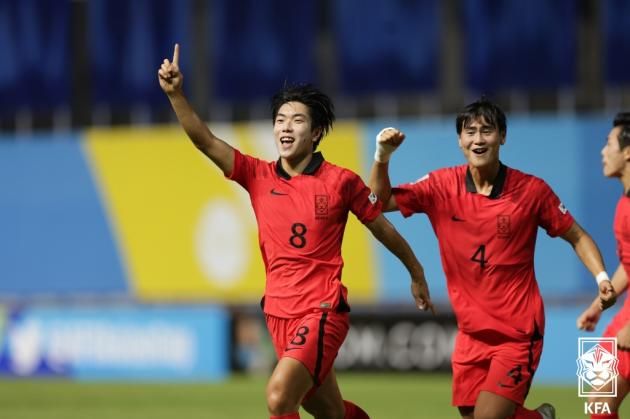 백인우가 29일(현지시간) 태국 빠툼타니 스타디움에서 열린 2023 아시아축구연맹(AFC) 17세 이하(U-17) 아시안컵 4강전 대한민국과 우즈베키스탄의 경기에서 선제골을 넣은 뒤 기뻐하고 있다. (대한축구협회 제공) 2023.6.30/뉴스1