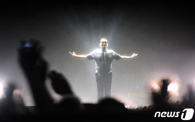 가수 싸이가 30일 서울 잠실 주경기장에서 가진 '싸이 흠뻑쇼 SUMMER SWAG 2023'에서 화려한 무대를 선보이고 있다. 2023.6.30/뉴스1 ⓒ News1 권현진 기자