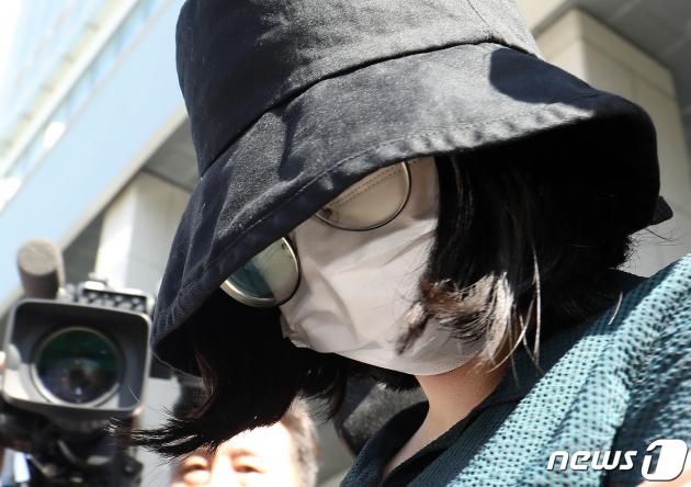 온라인 과외 앱을 통해 처음 만난 또래 여성을 살해한 뒤 시신을 훼손·유기한 혐의로 구속된 정유정(23)이 2일 오전 부산 동래경찰서에서 검찰로 송치되고 있다. 2023.6.2/DBC뉴스