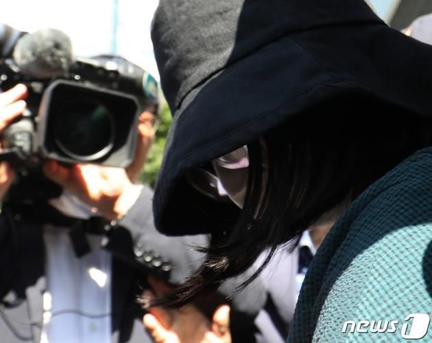 온라인 과외 앱을 통해 처음 만난 또래 여성을 살해한 뒤 시신을 훼손·유기한 혐의로 구속된 정유정(23)이 2일 오전 부산 동래경찰서에서 검찰로 송치되고 있다. 2023.6.2/DBC뉴스