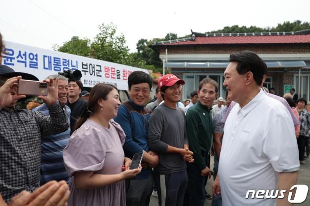윤석열 대통령이 7일 충남 부여군 임천면 '꿈에영농조합법인'의 모내기 작업 현장을 방문해 모내기 작업에 참여한 후 마을주민들과 대화를 나누고 있다. (대통령실 제공) 2023.6.7/뉴스1 ⓒ News1 오대일 기자