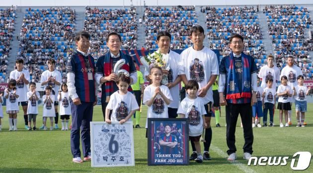 수원FC 박주호가 6일 오후 경기 수원시 장안구 수원종합운동장에서 열린 프로축구 ‘하나원큐 K리그1 2023' 1라운드 수원FC와 울산 현대의 경기에 앞서 열린 은퇴식에서 기념촬영을 하고 있다. (수원시 제공) 2023.6.6/DBC뉴스