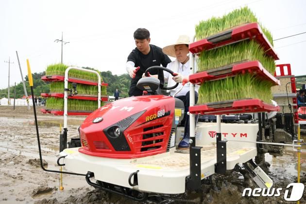 윤석열 대통령이 7일 충남 부여군 임천면 '꿈에영농조합법인'의 모내기 작업 현장을 방문해 자율주행이앙기를 시승하고 있다. (대통령실 제공) 2023.6.7/뉴스1 ⓒ News1 오대일 기자