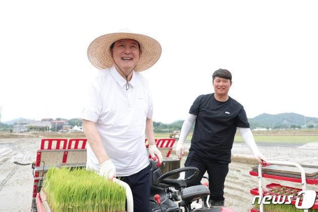 윤석열 대통령이 7일 충남 부여군 임천면 '꿈에영농조합법인'의 모내기 작업 현장을 방문해 모내기를 체험하며 활짝 웃고 있다. (대통령실 제공) 2023.6.7/뉴스1 ⓒ News1 오대일 기자