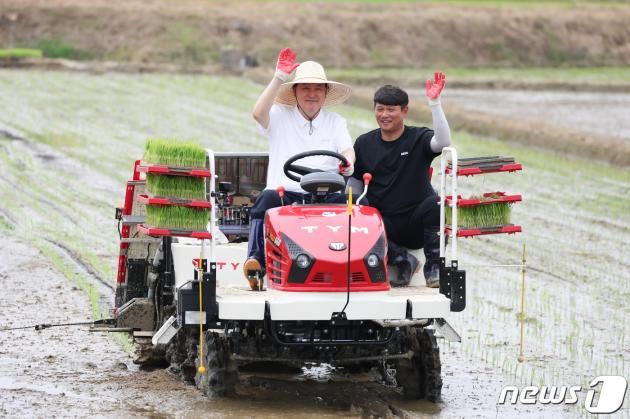 윤석열 대통령이 7일 충남 부여군 임천면 '꿈에영농조합법인'의 모내기 작업 현장을 방문해 자율주행이앙기를 시승하고 있다. (대통령실 제공) 2023.6.7/뉴스1 ⓒ News1 오대일 기자