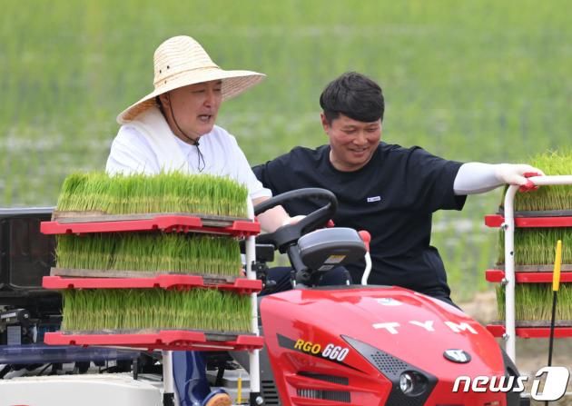 윤석열 대통령이 7일 충남 부여군 임천면 '꿈에영농조합법인'의 모내기 작업 현장을 방문해 자율주행이앙기를 시승하고 있다. (대통령실 제공) 2023.6.7/뉴스1 ⓒ News1 오대일 기자