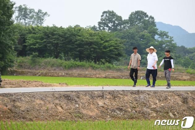 윤석열 대통령이 7일 충남 부여군 임천면 '꿈에영농조합법인'의 모내기 작업 현장을 방문해 농업인들과 대화하고 있다. (대통령실 제공) 2023.6.7/뉴스1 ⓒ News1 오대일 기자