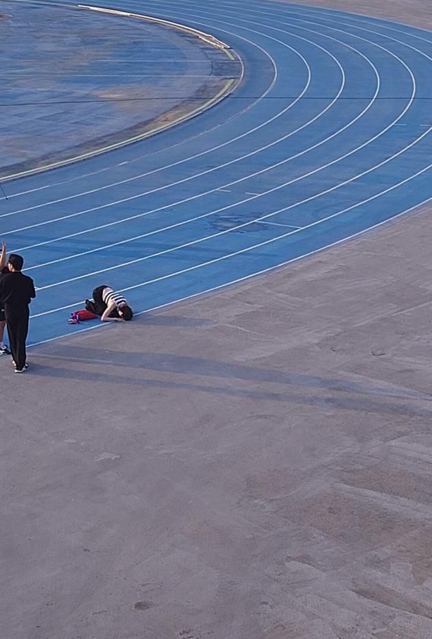 안나가 남편 박주호의 은퇴 경기 후 그의 친정팀 울산현대의 서포터즈에게 큰절을 올리고 있다. (온라인 커뮤니티 갈무리) / DBC뉴스