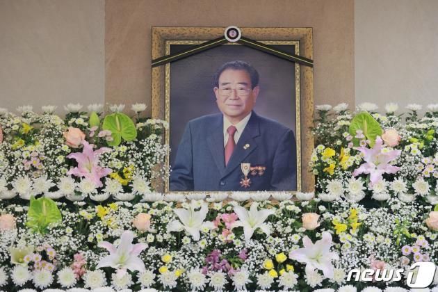 KBS의 장수 프로그램 '전국노래자랑' 현역 최고령 진행자 송해의 빈소가 8일 서울 종로구 서울대학교 병원 장례식장에 차려져 있다. 8일 경찰과 의료계에 따르면 송해는 이날 자택에서 별세했다. 향년 95세. 1927년생인 송해는 '바다 해'자를 예명 삼아 1955년 창공악극단을 통해 연예계에 데뷔, 1988년에 전국노래자랑 진행자를 맡아 34년 동안 방송을 이끌었다. 발인은 10일. 2022.6.8/DBC뉴스