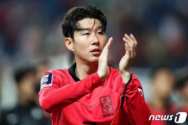 축구대표팀 손흥민이 20일 대전 유성구 대전월드컵경기장에서 열린 하나은행 초청 대한민국과 엘살바도르의 축구 국가대표 평가전에서 1대1 무승부로 경기를 마친 후 팬들을 향해 인사하고 있다. 2023.6.20/뉴스1 ⓒ News1 유승관 기자