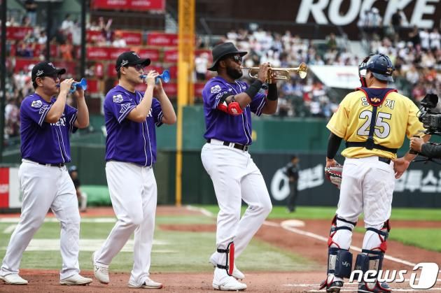 15일 부산 사직야구장에서 열린 프로야구 2023 신한은행 SOL KBO리그 올스타전 경기 1회말 나눔팀 소크라테스가 자신의 입장 테마곡에 맞춰 트럼펫을 들고 타석에 들어서고 있다. 2023.7.15/뉴스1 ⓒ News1 유승관 기자