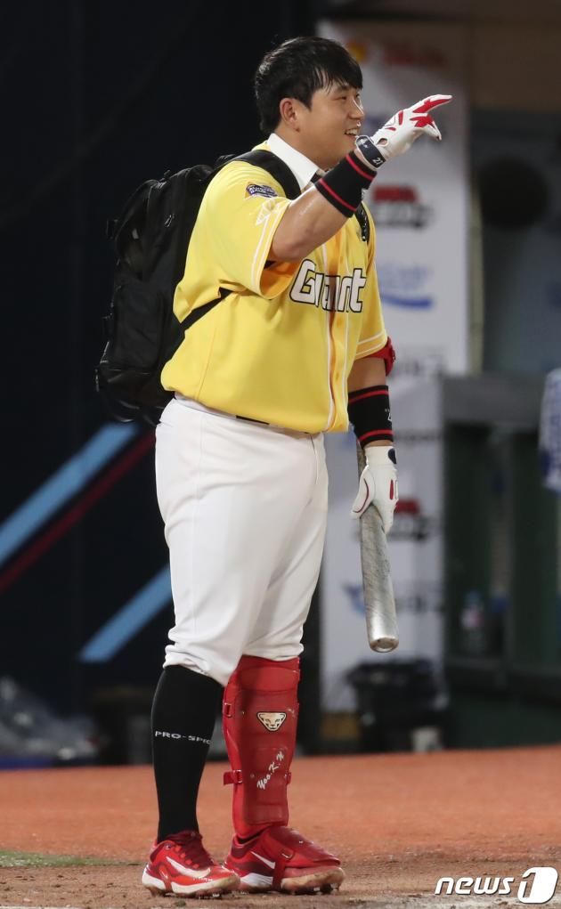 15일 부산 사직야구장에서 열린 프로야구 2023 신한은행 SOL KBO리그 올스타전 드림팀과 나눔팀의 경기, 8회말 2사 1루 상황 드림팀 뷰캐넌이 나눔팀 오지환의 타구를 잡고 환호하고 있다. 2023.7.15/뉴스1 ⓒ News1 윤일지 기자