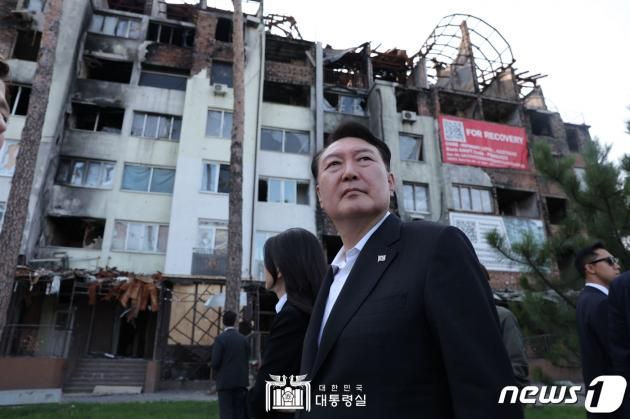 우크라이나를 전격 방문한 윤석열 대통령과 김건희 여사가 15일(현지시간) 키이우 인근 지역의 민가 폭격 현장을 둘러보고 있다.(대통령실 홈페이지) 2023.7.15/뉴스1 ⓒ News1 오대일 기자
