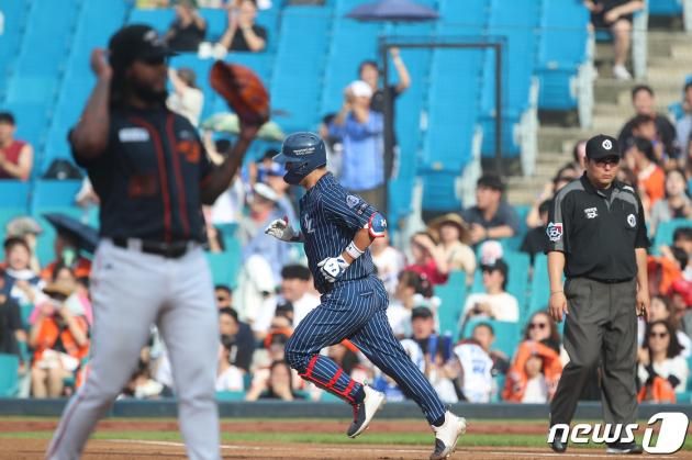 2일 오후 대구 삼성라이온즈파크에서 열린 프로야구 '신한은행 SOL 2023 KBO리그' 한화 이글스와 삼성 라이온즈의 경기, 2회말 선두타자로 나온 삼성 4번타자 강민호가 좌월 동점 솔로홈런을 친 뒤 그라운드를 돌고 있다. 2023.7.2/뉴스1 ⓒ News1 공정식 기자