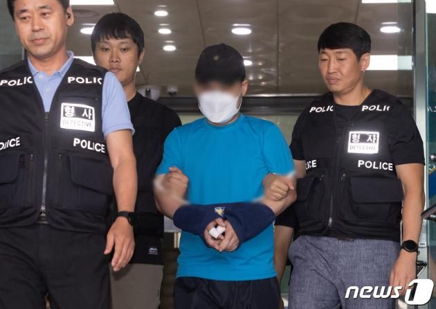 ‘신림동 칼부림’ 피의자 조모씨가 23일 구속 전 피의자 심문(영장실질심사)에 출석하기 위해 서울 관악경찰서에서 호송차로 향하고 있다.   조씨는 지난 21일 오후 2시7분쯤 서울 관악구 신림동 인근 상가 골목에서 흉기를 휘둘러 20대 남성 1명을 살해하고 30대 남성 3명을 다치게 한 혐의를 받는다. 2023.7.23/뉴스1 ⓒ News1 이재명 기자