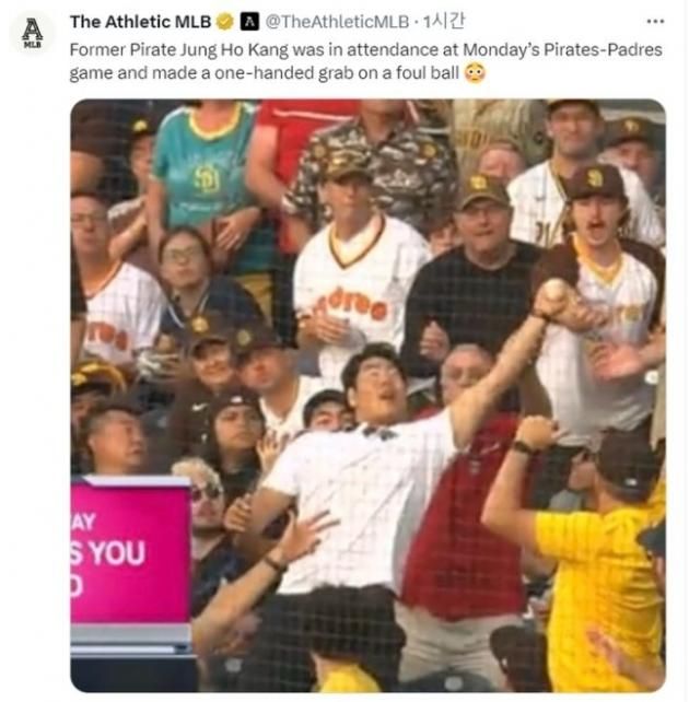 전 메이저리거 강정호가 25일(한국시간) 미국 캘리포니아주 샌디에이고의 펫코파크에서 열린 피츠버그와 샌디에이고의 경기에서 관중석으로 날아온 파울공을 맨손으로 한 번에 잡았다. (디애슬레틱 SNS 캡처)