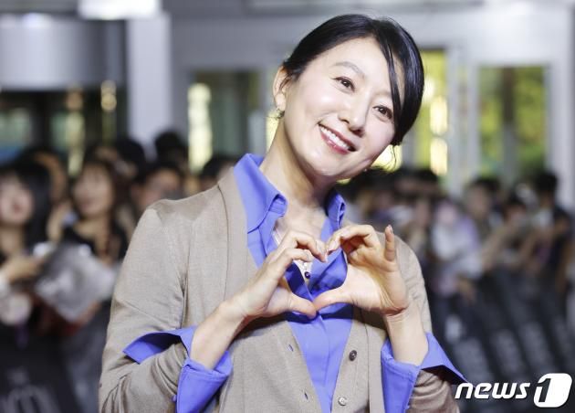 배우 김희애가 특급 팬서비스를 선보였다. ⓒ News1 권현진 기자