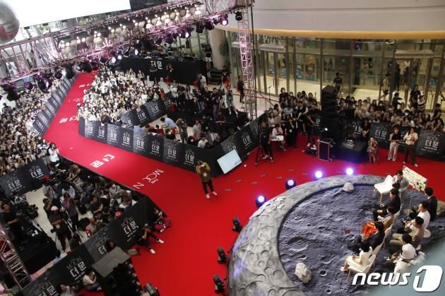 25일 서울 영등포구 타임스퀘어에서 영화 '더 문' 쇼케이스가 많은 팬들의 관심 속 열리고 있다. ⓒ News1 권현진 기자