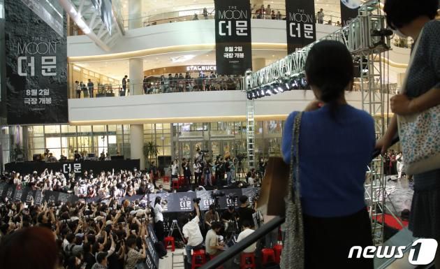 25일 서울 영등포구 타임스퀘어에서 김희애가 출연하는 영화 '더 문' 쇼케이스가 많은 팬의 관심 속 열리고 있다. News1 권현진 기자