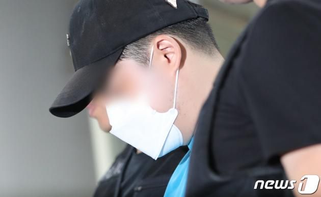 '신림동 칼부림’ 피의자 조모씨가 23일 서울 서초구 서울중앙지방법원에서 열린 구속 전 피의자심문(영장실질심사)에 출석하고 있다. 2023.7.23/뉴스1 ⓒ News1 허경 기자